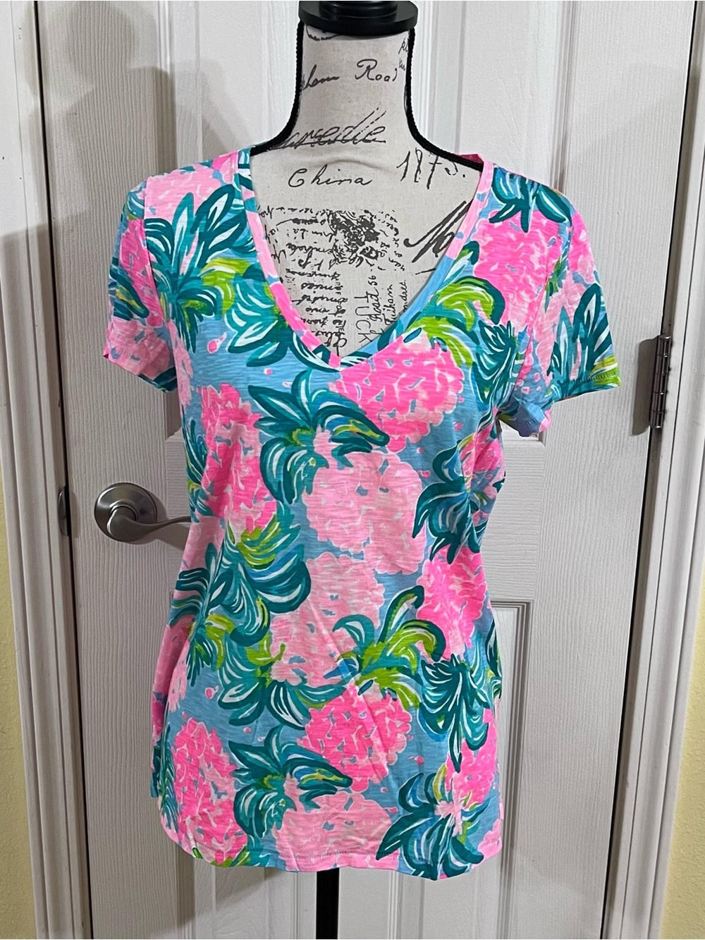 NWOT- Lilly Pulitzer Etta V Neck
Top Pineapple Shake - Picture 3 of 8